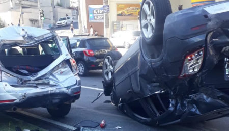 Menores com carro roubado, capotam na Norte-Sul após perseguição