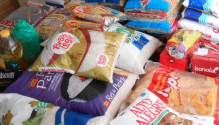 Campanha de vacinação coleta alimentos para doação no momento de imunização de Covid-19 de funcionários nos presídios do estado