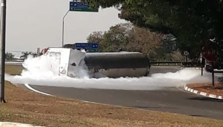 Caminhão tanque com dióxido de carbono tomba em Paulínia