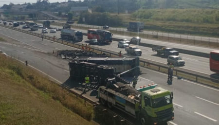 Carreta de Sucata tomba em acesso a Dom Pedro
