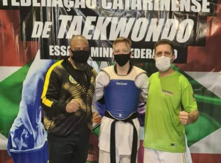 Aluno do Projeto Escolinhas Esportivas da Prefeitura representa a cidade em evento de taekwondô em Santa Catarina