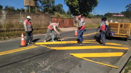 Lombadas da Rua Sebastião Lázaro da Silva ganham nova pintura