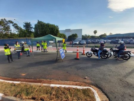 “Operação Cavalo de Aço” orienta motociclistas na Avenida da Emancipação