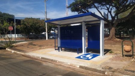 Novos abrigos de ônibus ganham pictograma de Pessoa com Deficiência