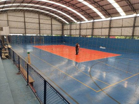 Prefeitura conclui reforma e entrega para a população uma renovada quadra de esportes do Complexo Gino Bernardini