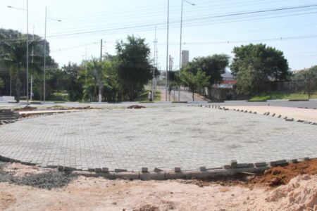 Prefeitura inicia implantação de pisos intertravados na obra de ampliação do Parque Socioambiental Lago da Fé