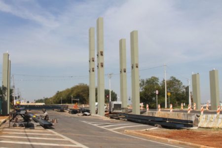 Portal da Av. Thereza Ana Cecon Breda está com os pilares de sustentação implantados