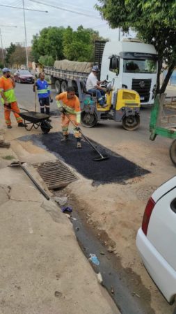 Operação Tapa-Buraco é realizada em avenidas que recebem fluxo de veículos pesados