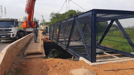 Prefeitura implanta passarela metálica para travessia de ciclistas e pedestres em trecho duplicado da Av. Thereza Ana Cecon Breda