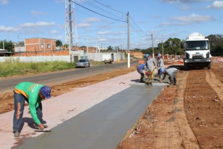 Prefeitura concreta ciclovia e pista de caminhada na ampliação do Pq. Lago da Fé
