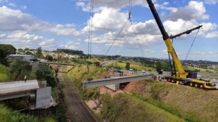 Vigas para construção de nova alça em obra do complexo viário sobre a SP-101 são içadas