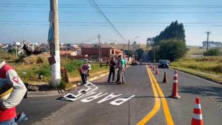 Prefeitura implanta sinalização viária próximo à rotatória em construção na região do Parque Orestes Ôngaro