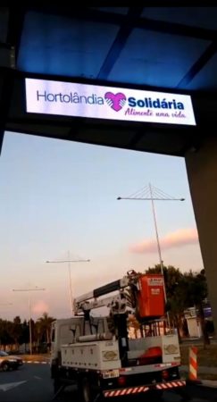 Prefeitura realiza teste nos telões de LED do portal da avenida São Francisco de Assis