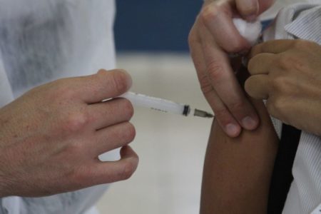 Prefeitura retoma vacinação contra COVID-19 com CoronaVac para gestantes e puérperas com comorbidades ou doenças crônicas nesta terça-feira (18/05)