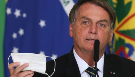 Bolsonaro pede parecer para desobrigar uso de máscara por vacinados