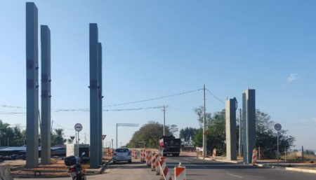 Portal da Av. Thereza Ana Cecon Breda recebe cobertura metálica, nesta sexta-feira (18/06)