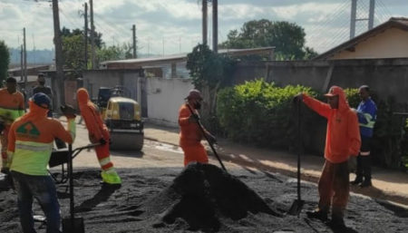 Rua que dá acesso à Ponte Estaiada recebe etapa da Operação Tapa-Buraco