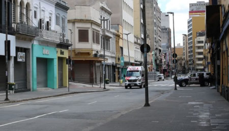Amparo faz lockdown aos finais de semana para conter covid-19