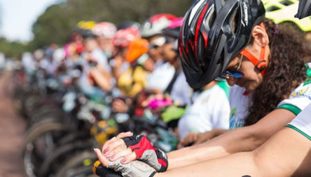 Ciclistas se unem em pedal solidário para arrecadar alimentos para famílias carentes