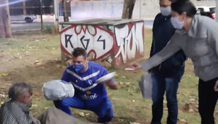Projeto Águia entrega agasalhos e oferece refeição aos moradores em situação de rua