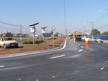 Terceira faixa na Avenida da Emancipação começa a receber sinalização viária