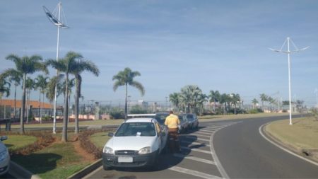 Antes de multar, Prefeitura alerta motoristas sobre estacionamento irregular em zebrado e rotatória