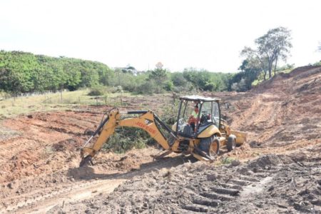 Limpeza de área marca início de construção do maior complexo viário em Hortolândia