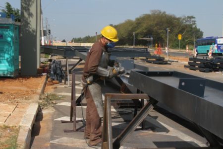 Portal em construção na Av. Thereza Ana Cecon Breda recebe cobertura metálica