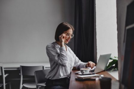 Estão abertas inscrições para cursos online sobre e-commerce e fotografia para mulheres empreendedoras