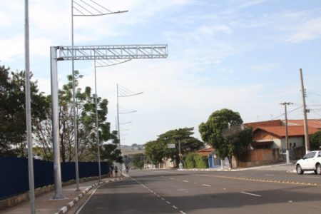Prefeitura intensifica projeto de sinalização com implantação de pórticos e semi-pórticos