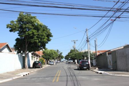 Prefeitura entrega documentação para concluir a regularização fundiária dos moradores do residencial João Luiz