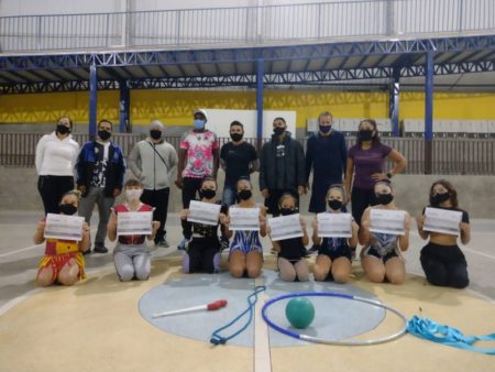 Ginastas da Escolinha Esportiva da Prefeitura apresentam desafios da modalidade a estudantes universitários