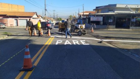 Prefeitura realiza sinalização em rua do Jd. Campos Verdes