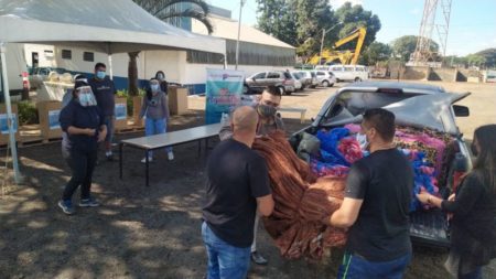 “Drive thru” da Campanha do Agasalho arrecada mais de 1.600 cobertores, além de roupas de inverno