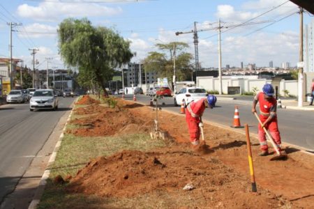 Prefeitura realiza mais uma etapa da obra de implantação de ciclovia na Av. Thereza Ana Cecon Breda