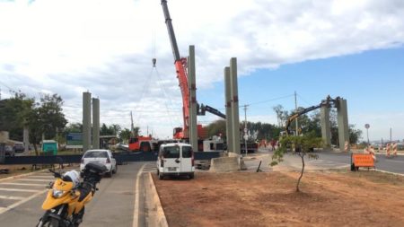 Prefeitura inicia içamento de cobertura metálica em portal Av. Thereza Ana Cecon Breda