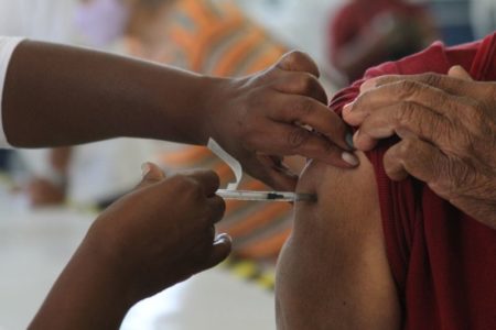 Prefeitura amplia vacinação contra a COVID-19 para pessoas com comorbidades ou doenças crônicas nascidas até 1990