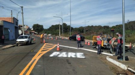 Prefeitura reforça sinalização viária em ruas do Jardim Amanda