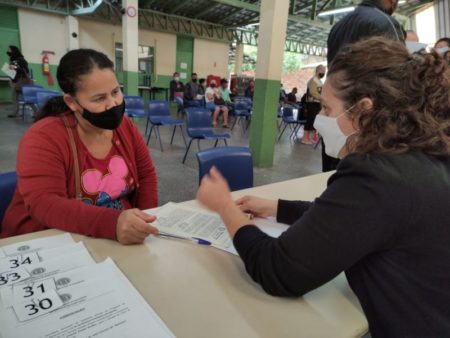 Moradores recebem título de regularização fundiária