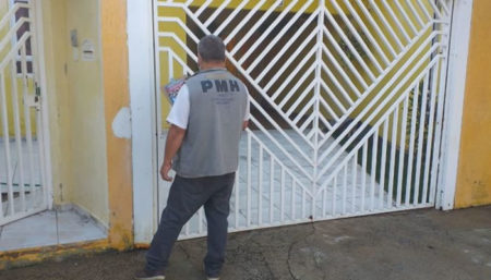 Prefeitura realiza trabalho orientativo no Jd. Santa Esmeralda contra o descarte irregular na rede de esgoto