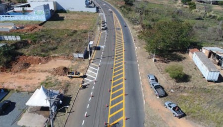 Prefeitura implanta sinalização de solo na Estrada Sabina Baptista de Camargo, próximo ao Condomínio Residencial Anauá