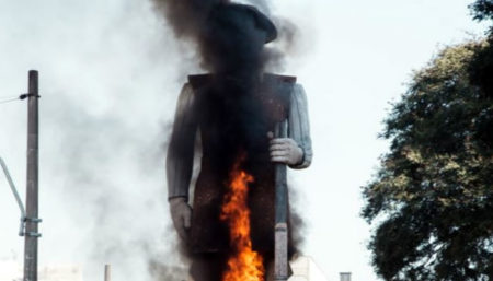 Polícia investiga incêndio em estátua de Borba Gato na capital de SP