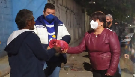 Fundo Social e Projeto Águia entregam agasalhos e refeição à moradores de rua