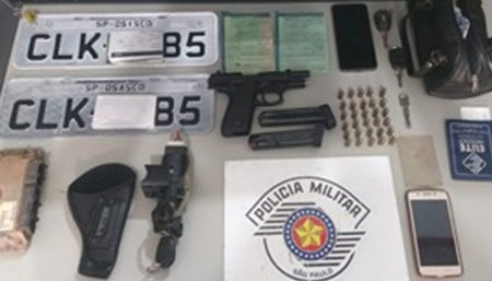 Homem é preso com arma e por adulteração de veículo no Peron