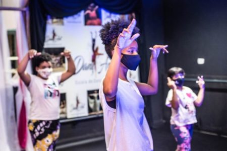 Projetos contemplados pela lei Aldir Blanc realizam podcast e oficinas de dança