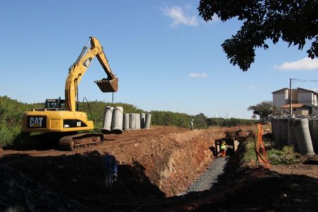 Obra de novo viário na região central já tem via demarcada sentido av. Amélia Basso Breda