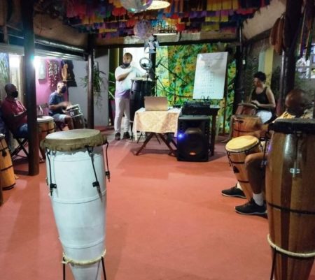 Workshop online ensina como tocar ritmos da percussão afro-brasileira