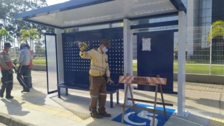 Oito novos abrigos de ônibus na Avenida Santana ganham pictograma de Pessoa com Deficiência