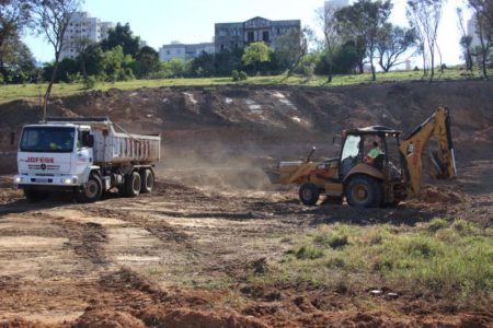 Limpeza e nivelamento de terreno marcam início das obras de construção do maior complexo viário de Hortolândia