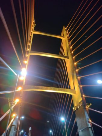 Ponte da Esperança iluminada de amarelo lembra importância do diagnóstico precoce de hepatites virais